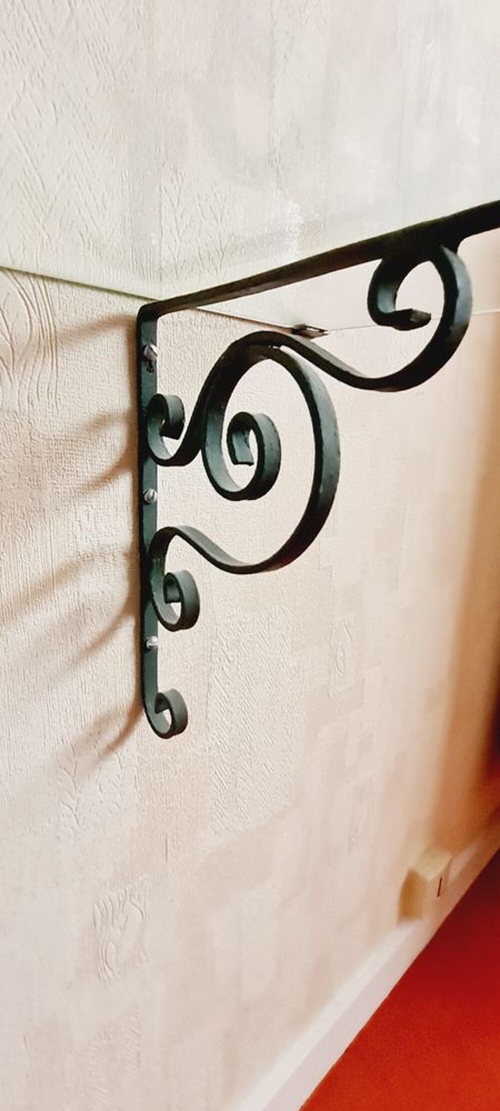 ETAGERE MURALE EN VERRE ET SUPPORT DE FIXATION EN BRONZE
Meubles
