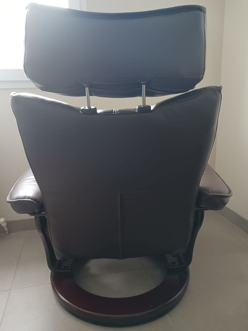 fauteuil relax en cuir avec son repose-pieds Meubles