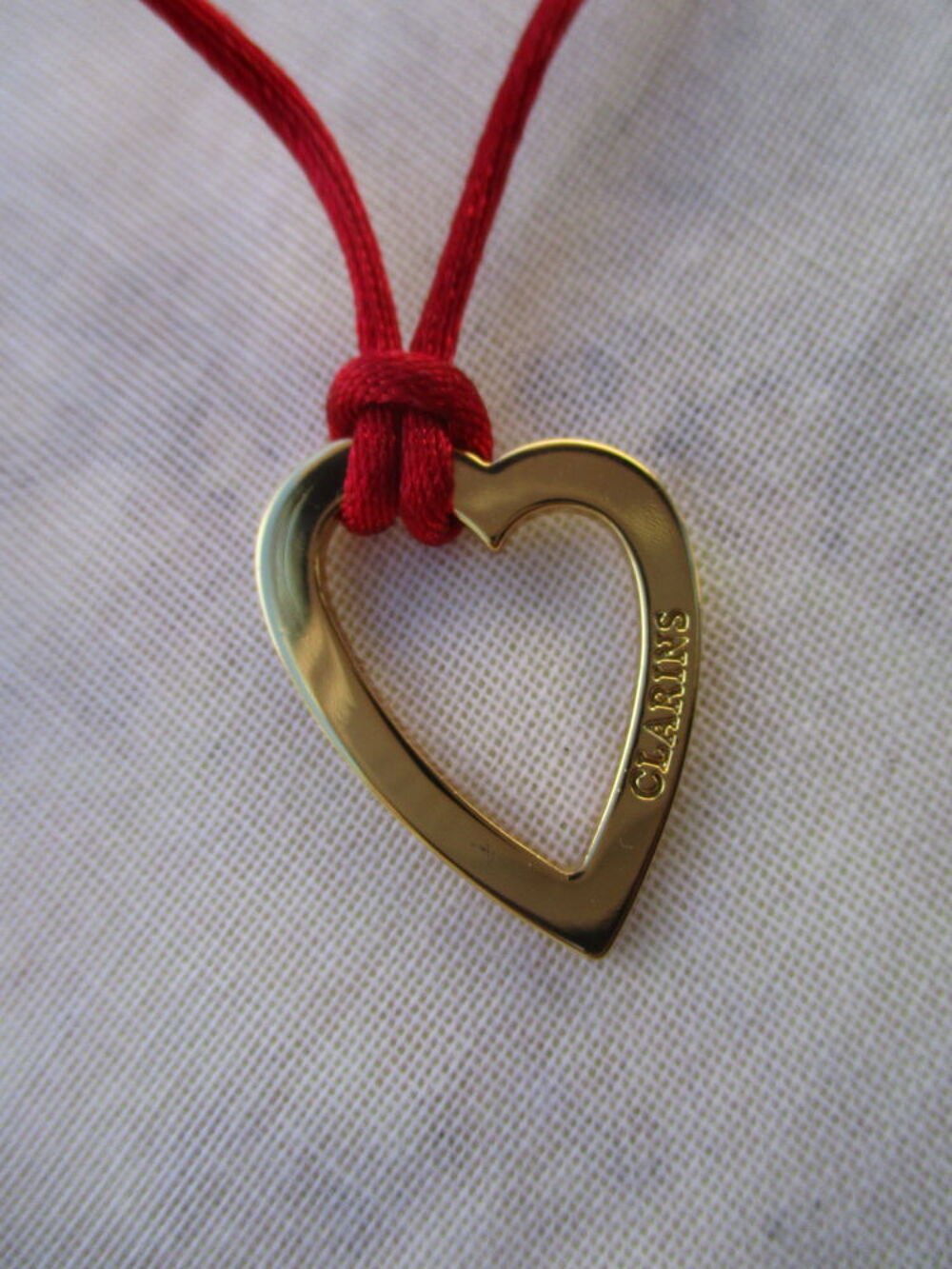 Collier Cordon R&eacute;glable avec Pendentif &quot;C?ur&quot; - Neuf Bijoux et montres