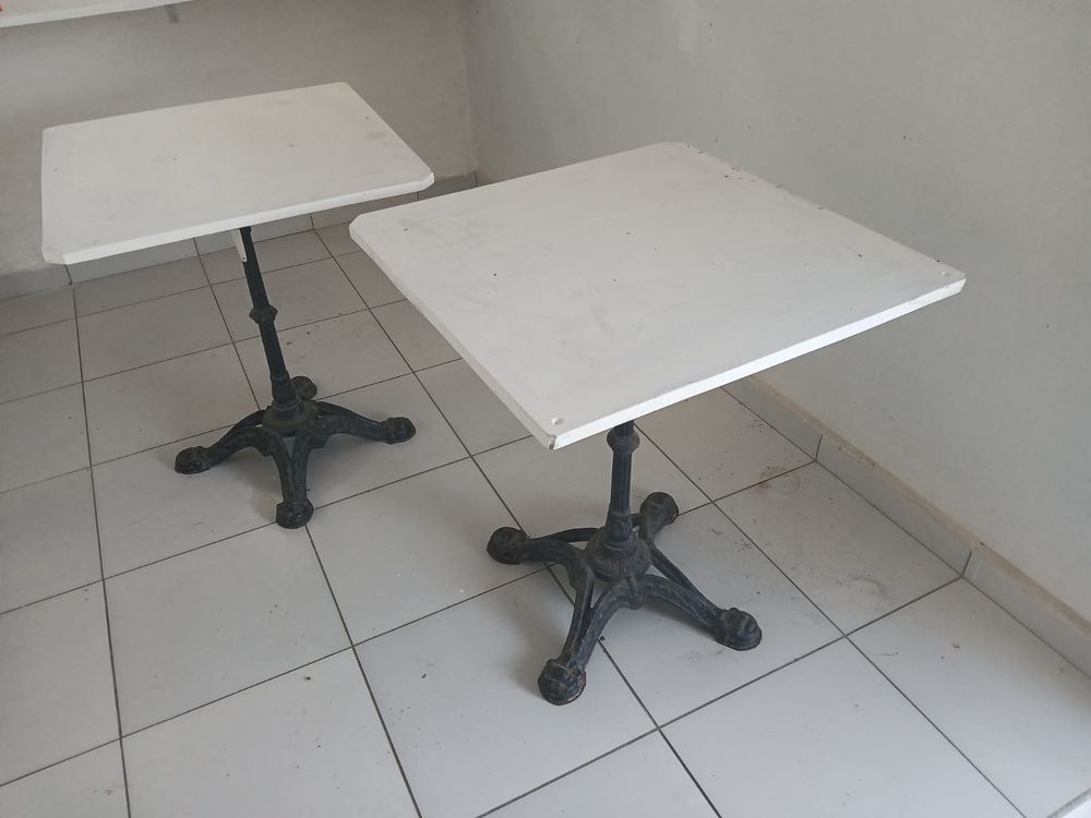 tables et chaises, donne diff&eacute;rentes affaires Meubles