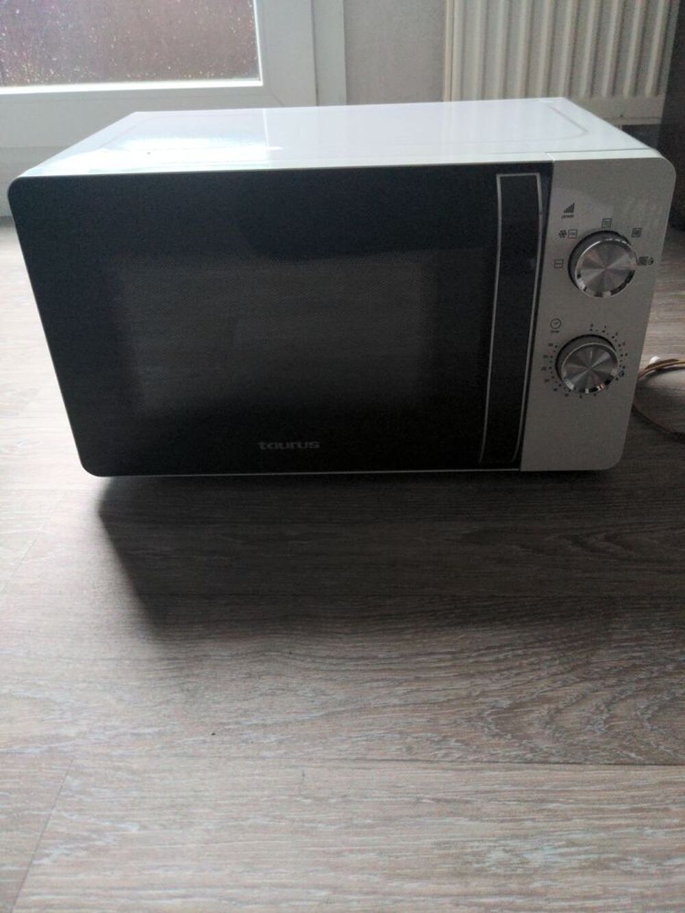 Micro-ondes TAURUS gris avec commandes manuelles Electroménager