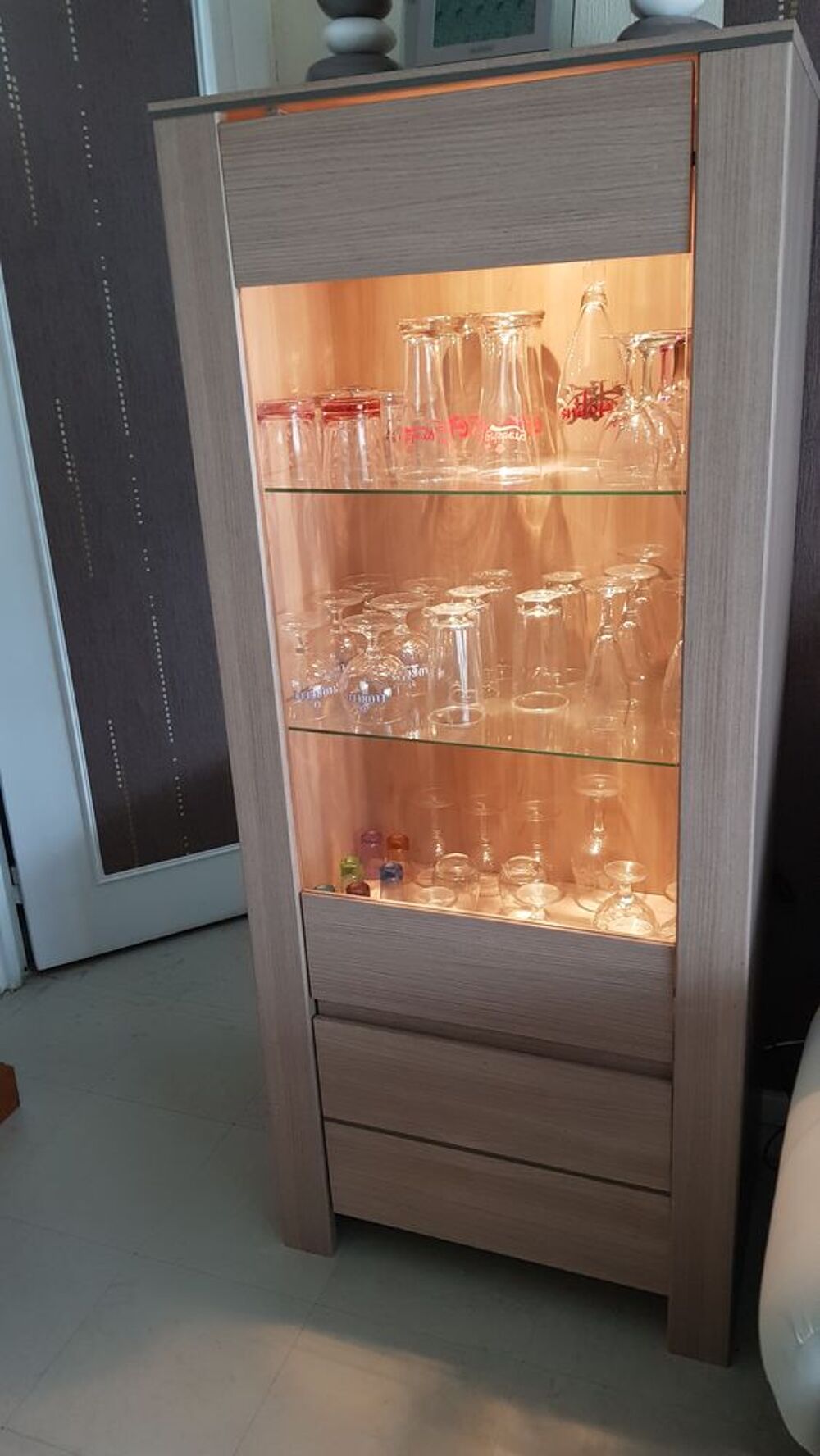 belle petite vitrine Meubles