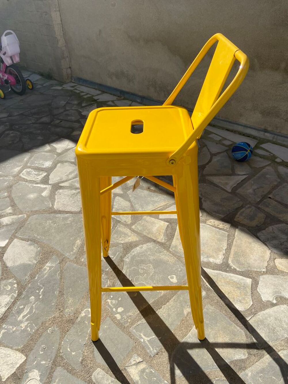 Tabouret LIX de chez SKLUM 76 cm avec dossier .
Meubles