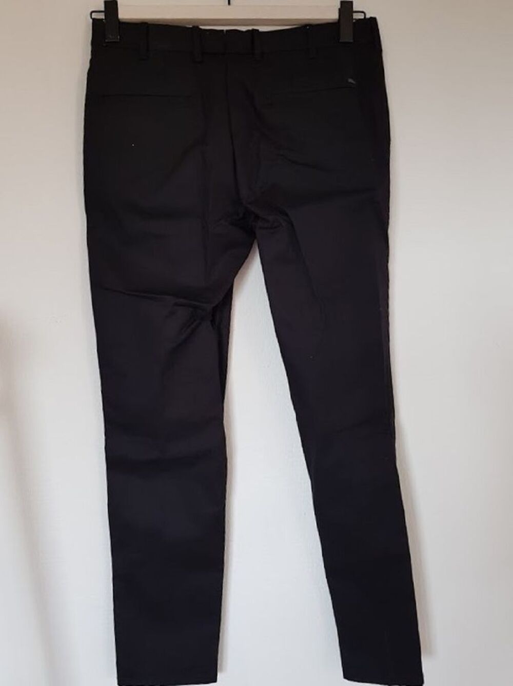 Pantalon noir slim fit, neuf, coton &eacute;cologique
Vêtements