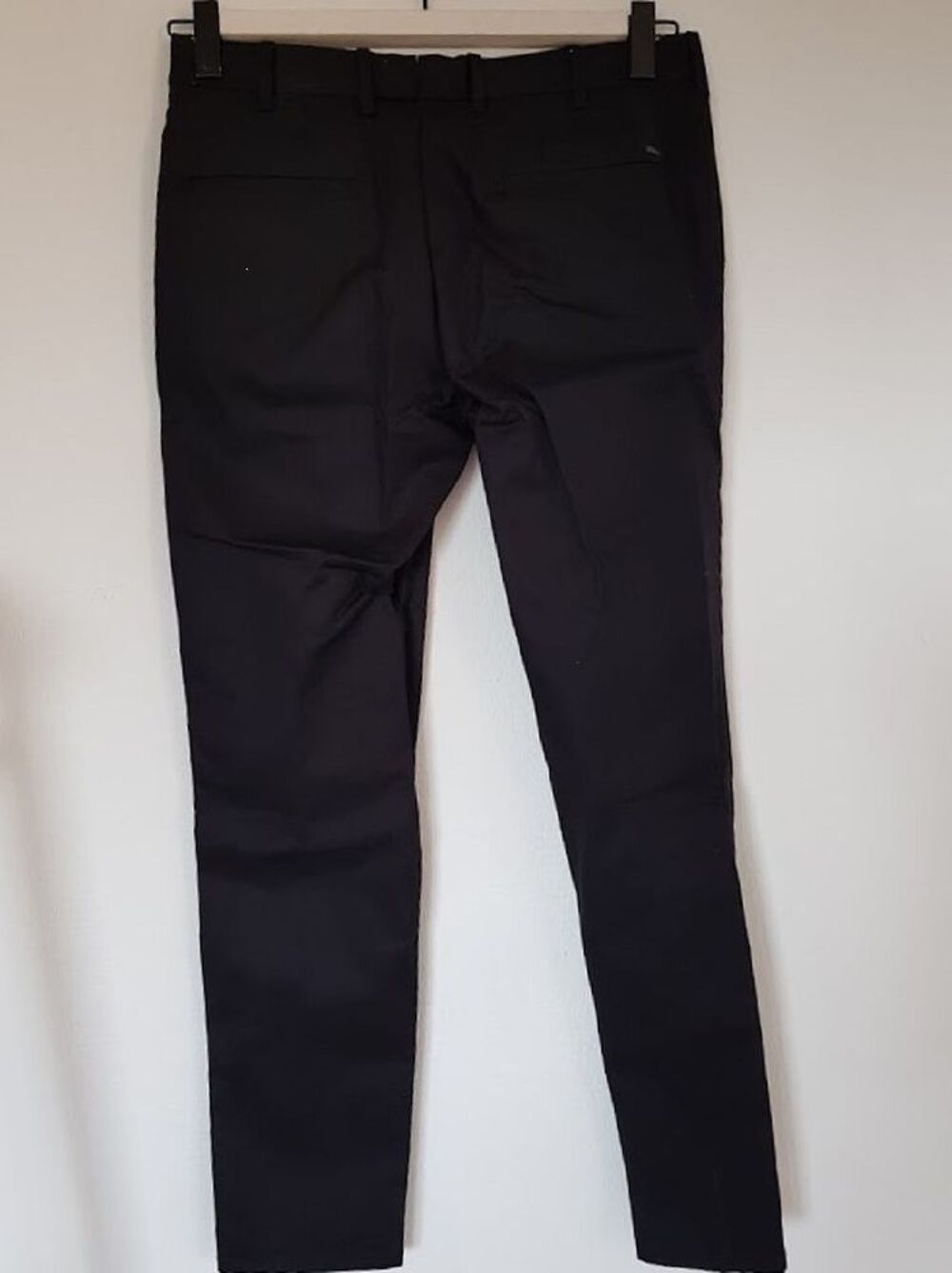 Pantalon noir slim fit, neuf, coton &eacute;cologique
Vtements