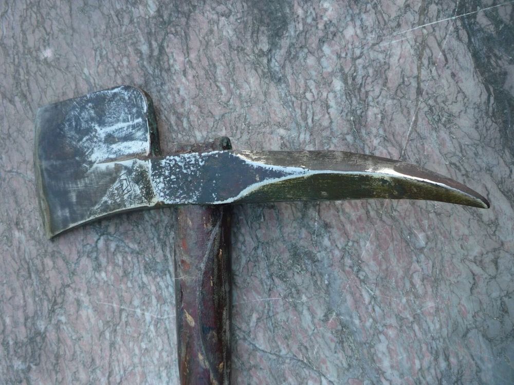 OUTIL ANCIEN, ANCIENNE HACHE DE POMPIER
