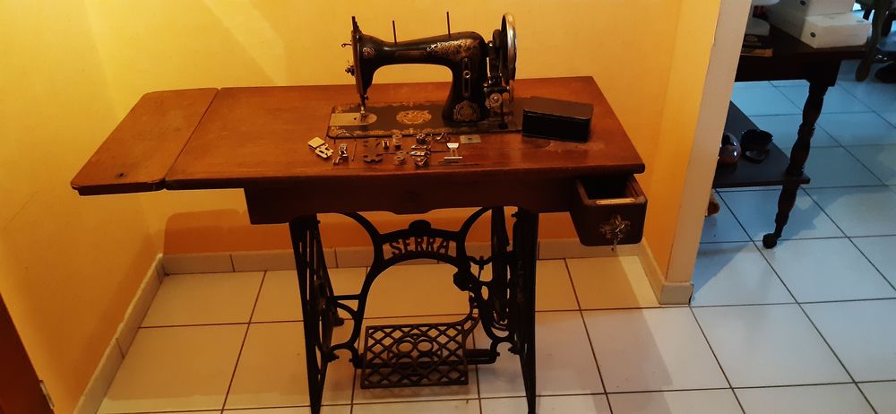 Machine &agrave; coudre marque SERRA 