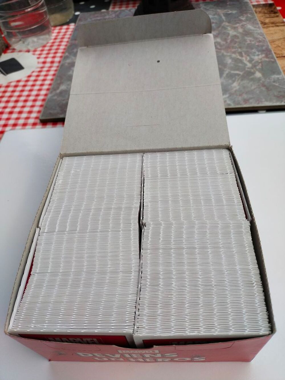 boite carte autocollant deviens un h&eacute;ros de marvel 