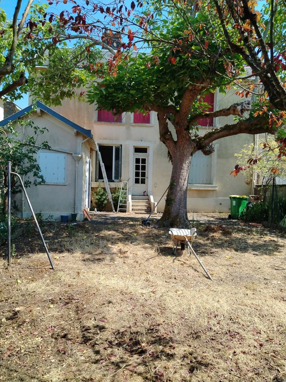 Location Maison grande maison centre ville de Champdeniers, environ 160m2 h, Champdeniers-saint-denis