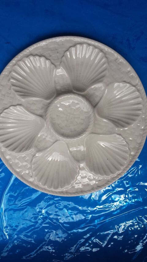 Assiettes crustac�s. fromage et fondue.
1 Mandelieu-la-Napoule (06)