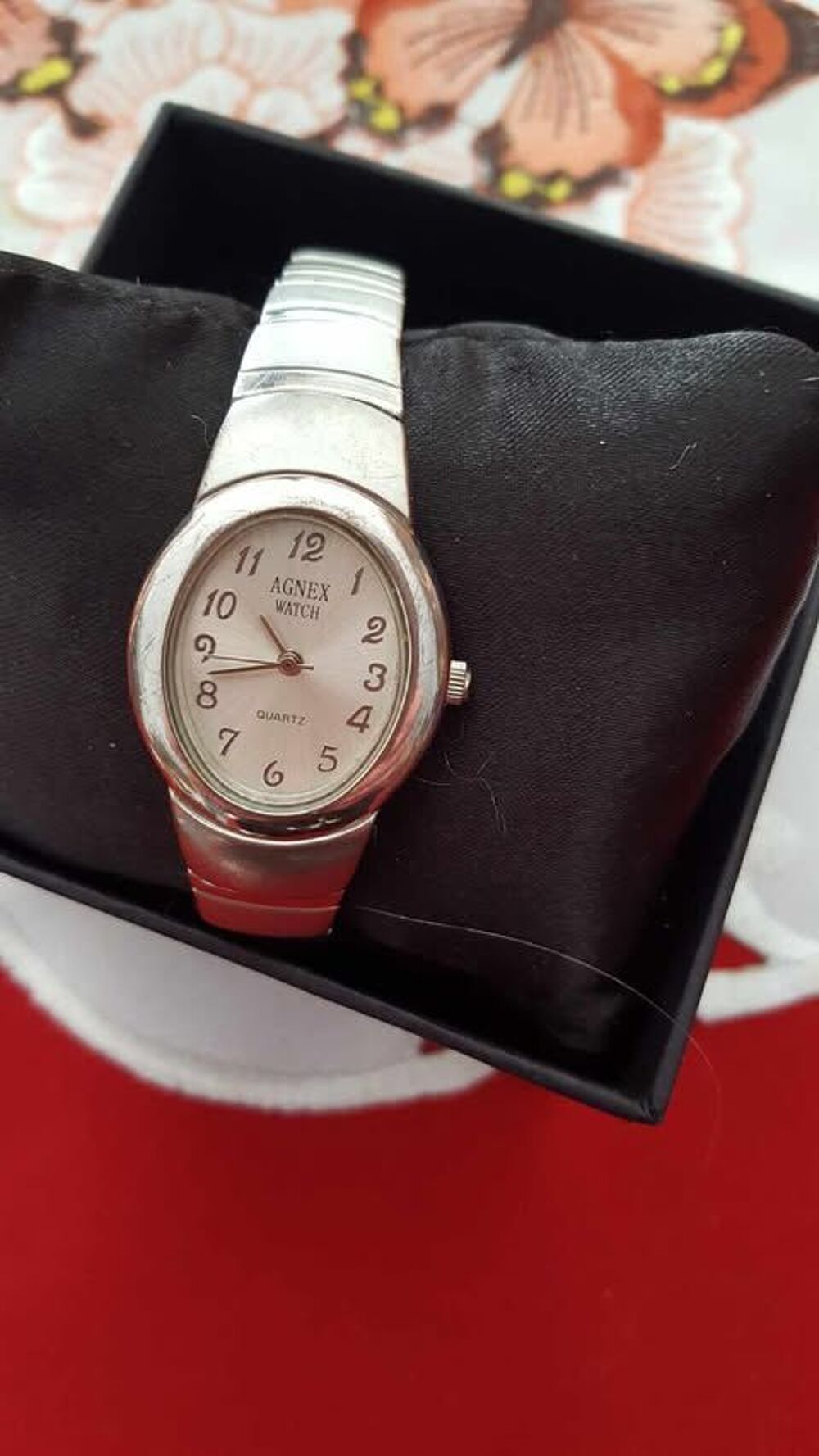  Quatre belles montres bracelet styl&eacute;es de valeur N&deg;1361 Bijoux et montres