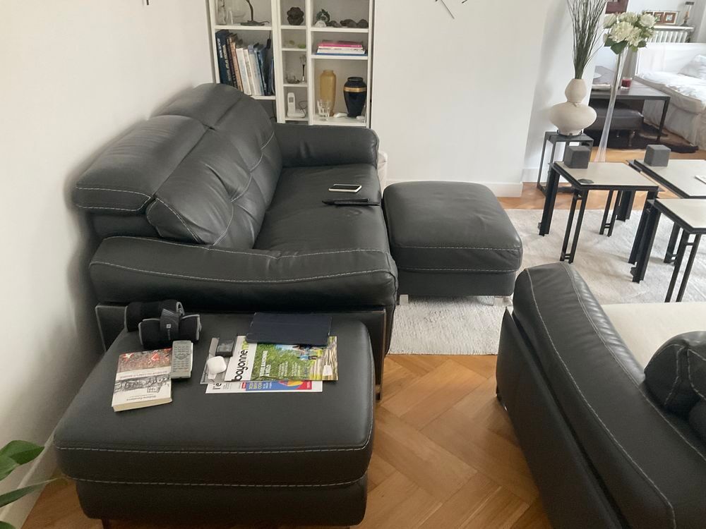 2 canap&eacute;s cuir gris italien SATIS + 2 poufs coffre.peut Meubles