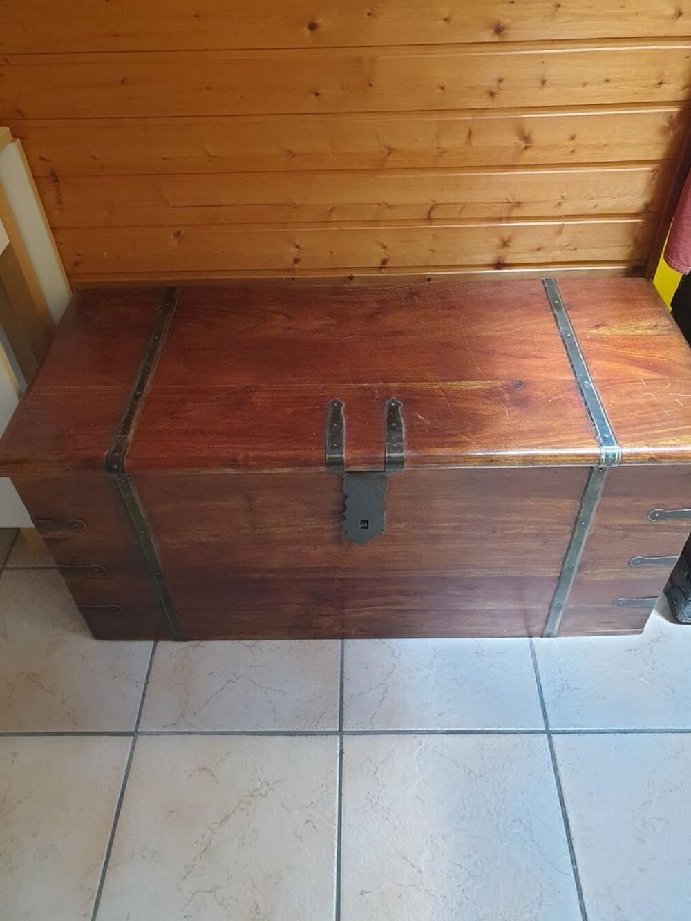 Banc en fer et m&acirc;le et meuble biblioth&egrave;que et fauteuil Meubles