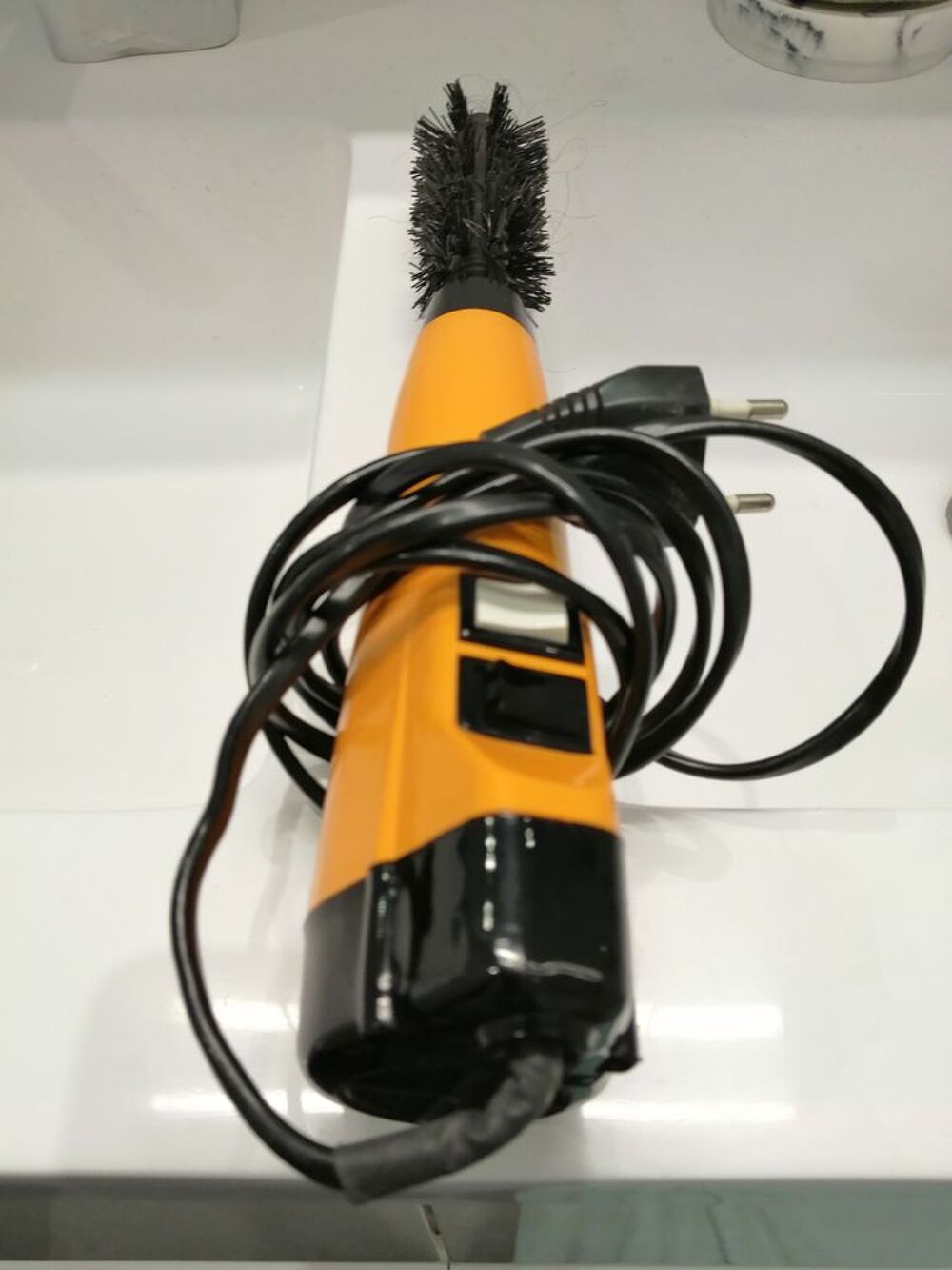 Brosse chauffante et coiffante de marque S&eacute;verin. Electroménager
