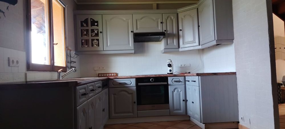 Cuisine am&eacute;nag&eacute;e et toute &eacute;quip&eacute;e - A d&eacute;monter Meubles