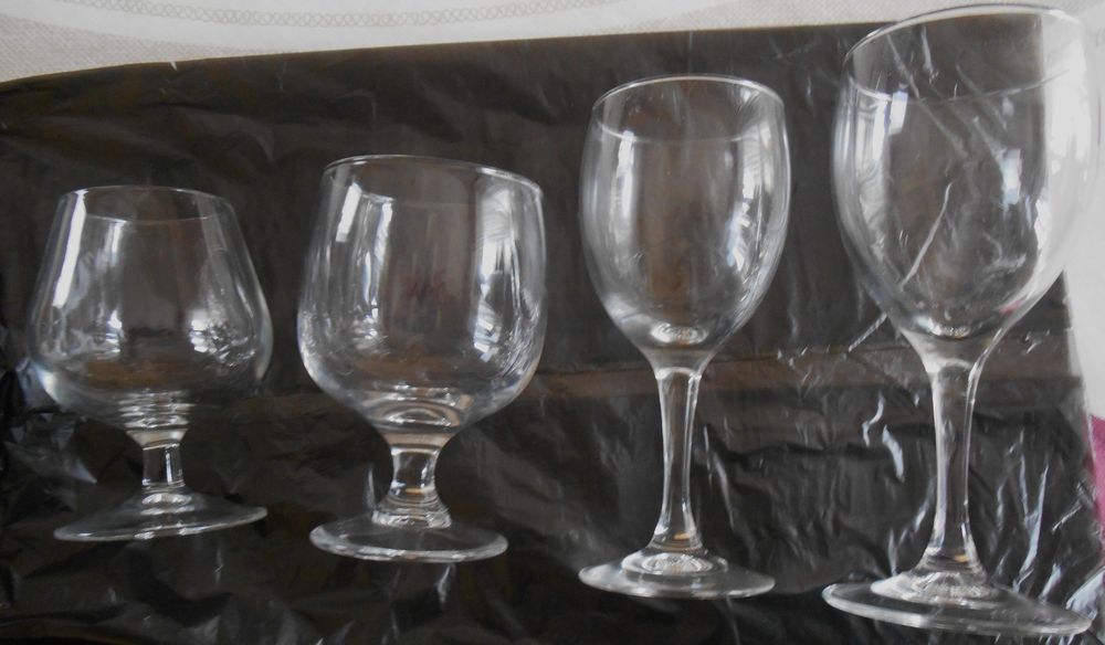 Lot de 56 Verres Diff&eacute;rents
Décoration