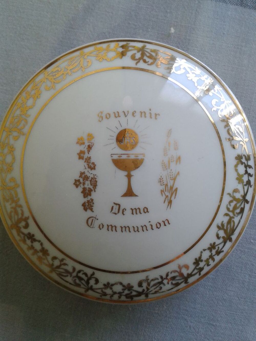 Bonbonni&egrave;re ancienne en porcelaine blanche de communion 