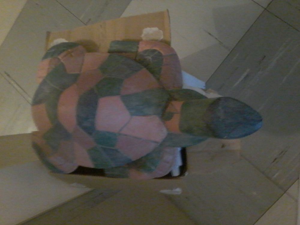 Grosse tortue en bois color&eacute; Décoration