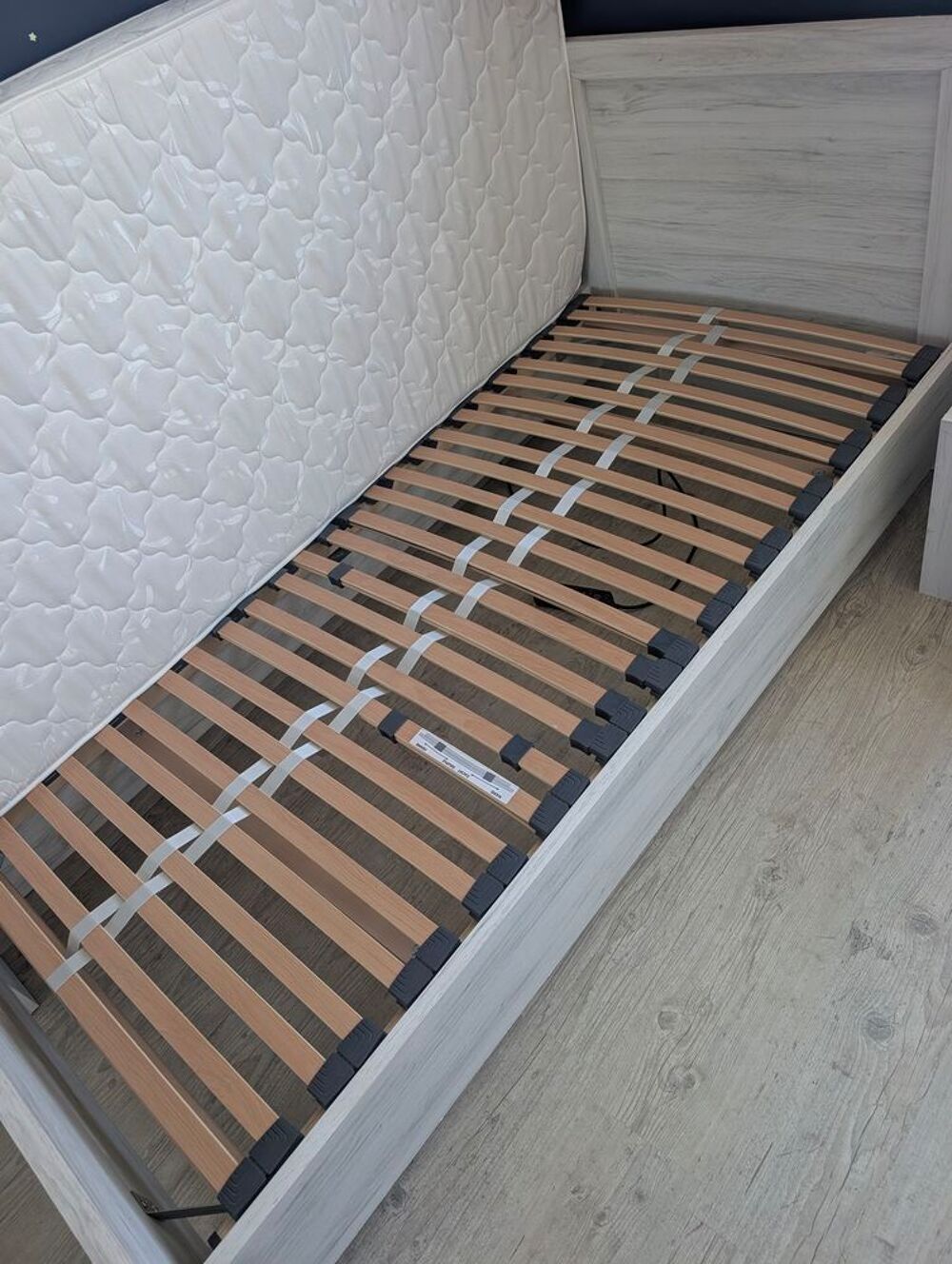 lit 1 personne Avec table de chevet, sommier, matelas Meubles