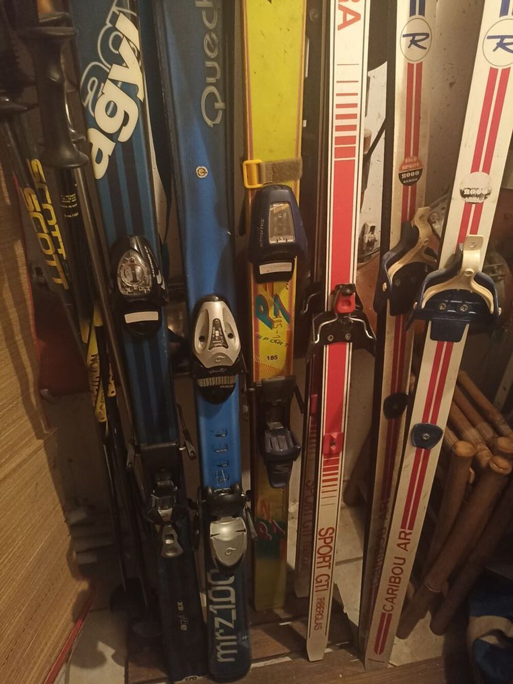 ,3 paires de ski descente et 2 paires de ski de fond Sports