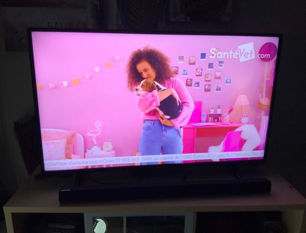 T&eacute;l&eacute; 126cm &eacute;tat neuf impeccable 6 mois 
LED GRANDIN 
DVD et blu-ray