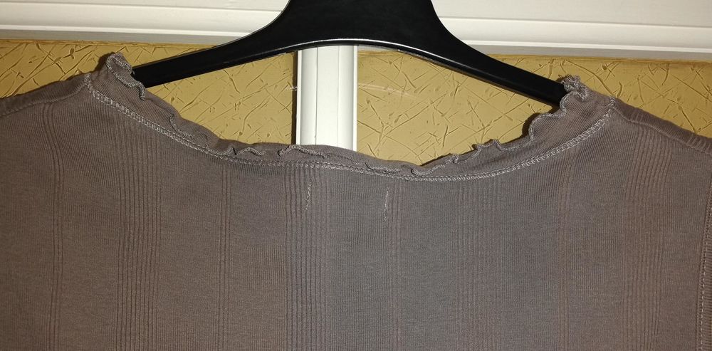 Tee-shirt femme sans manches. Vêtements