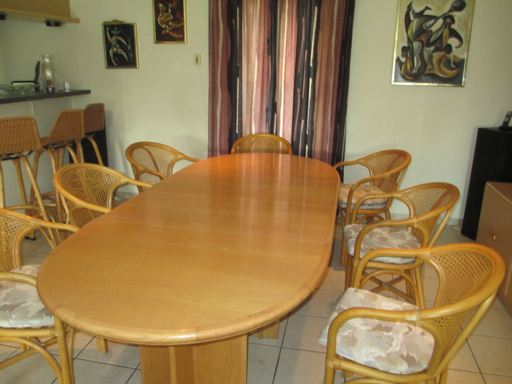 Ensemble de table a manger,armoire vitrine et 8 chaises. Meubles