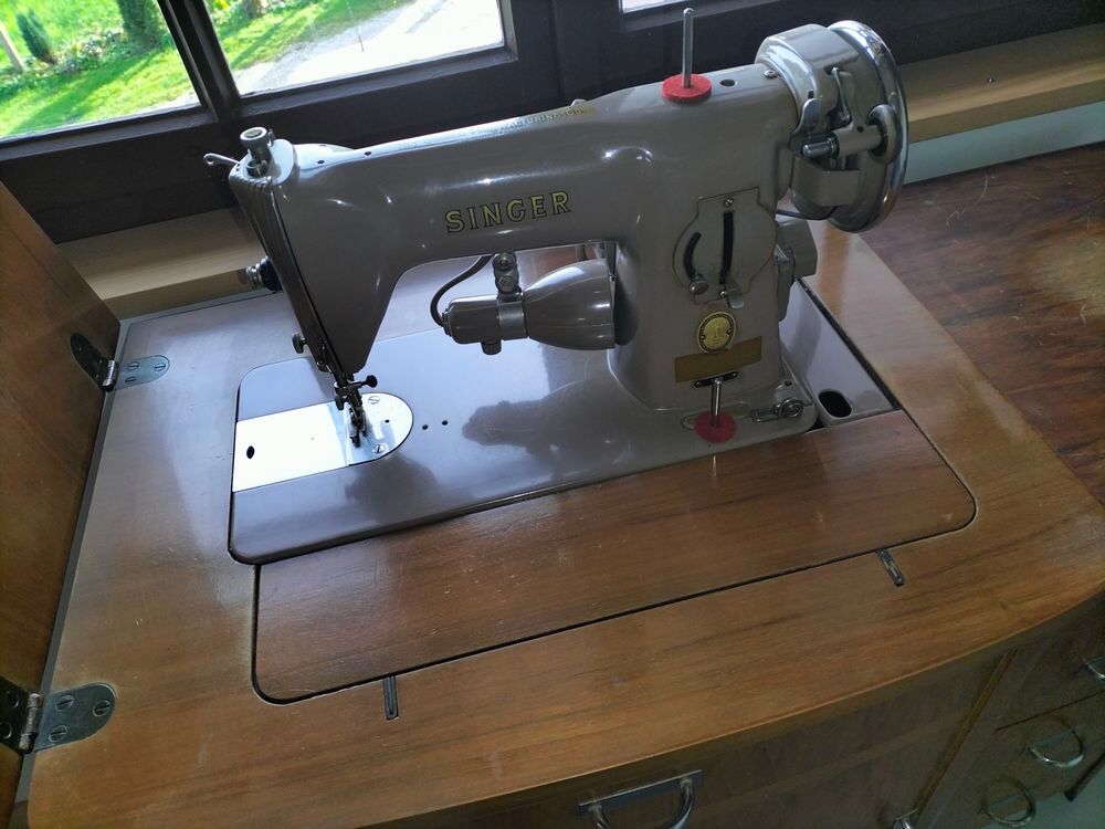 Meuble avec machine &agrave; coudre Singer 