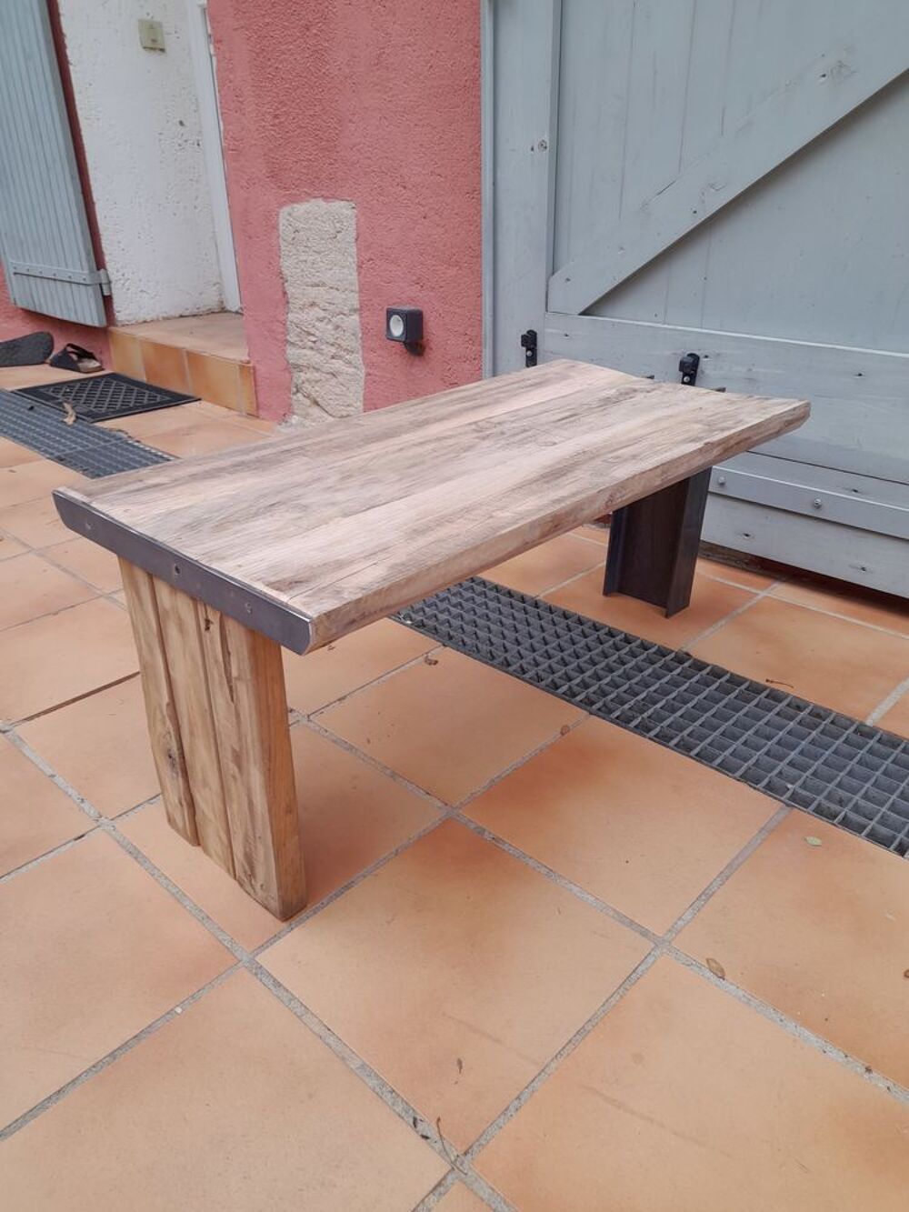 1 table basse brutaliste Meubles