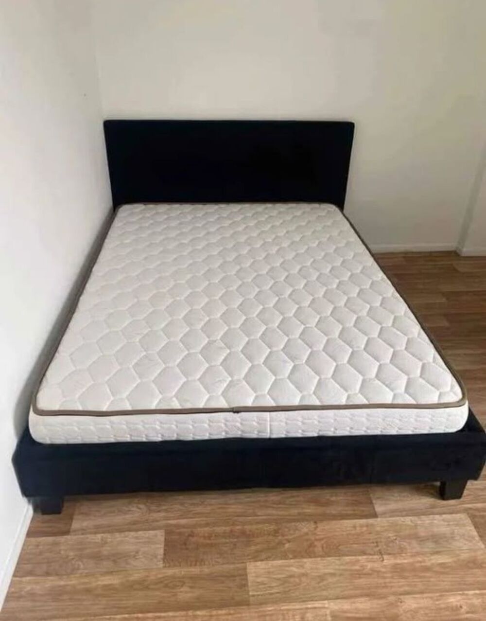 Lit avec Sommier avec matelas neuf Meubles