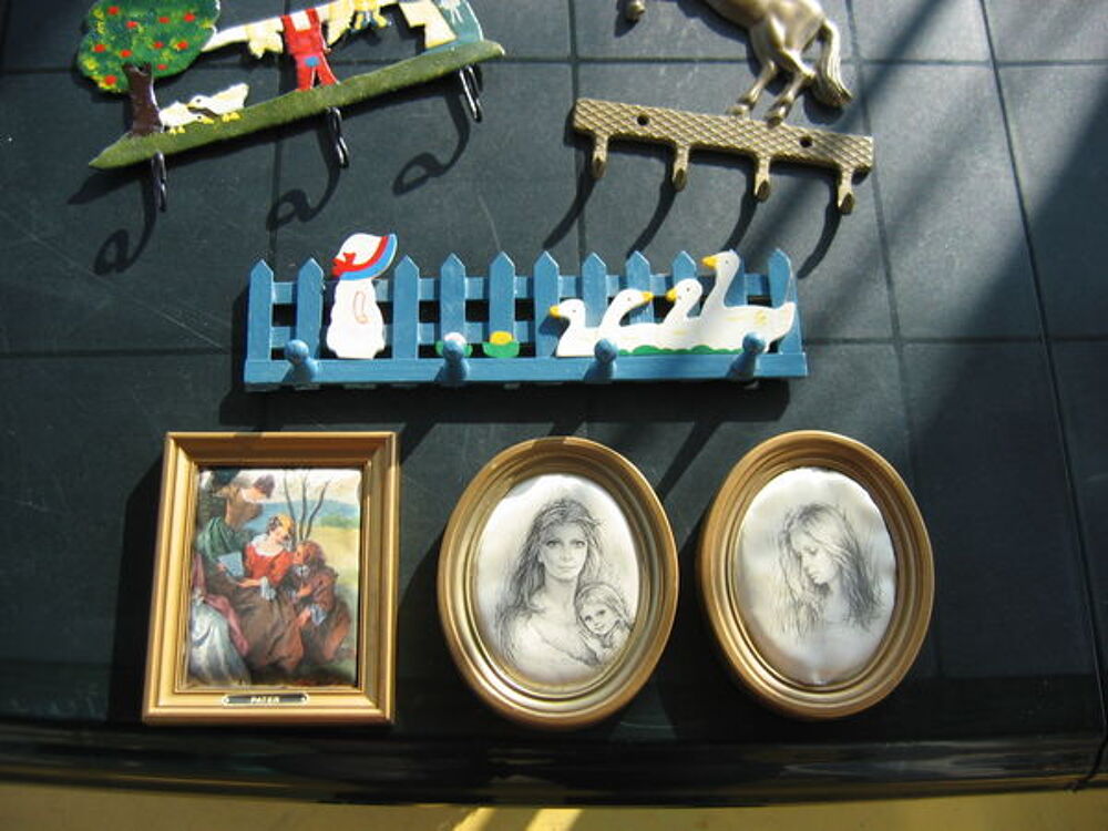 3 accroche-cl&eacute;s et 3 petits cadres portraits femmes Décoration
