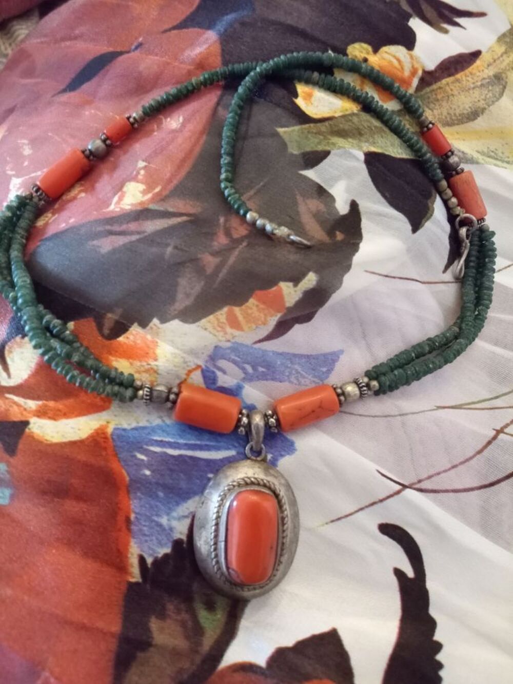 collier argent massif et corail Bijoux et montres
