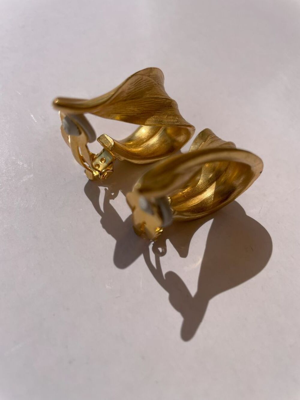 BO Clip dor&eacute;e feuille recourb&eacute;e ANTIGONA Bijoux et montres