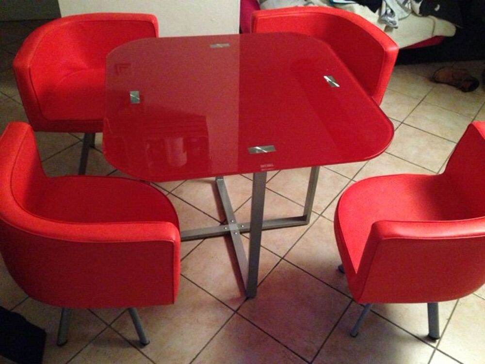 Table verre tremp&eacute; et m&eacute;tal, rouge, avec ses 4 chaises Meubles