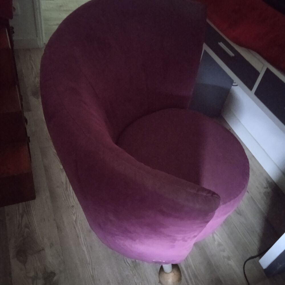 Gros fauteuil violet dossier assym&eacute;trique , largeur 80, haut Meubles