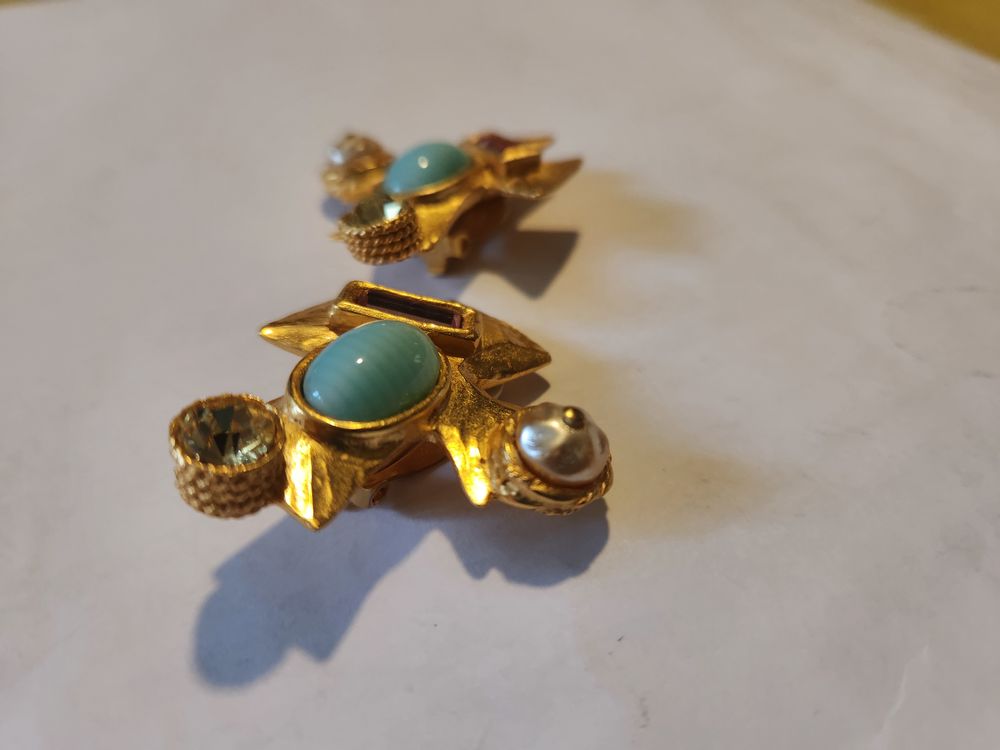BO Clip croix dor&eacute;e DG cabochon bleu/ perle/strass C.LACROIX Bijoux et montres