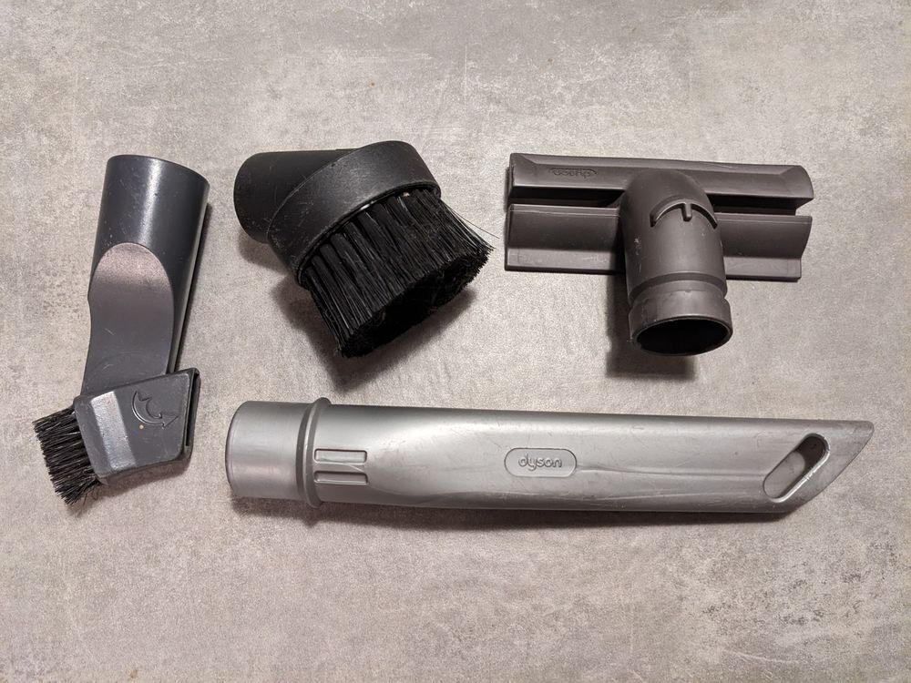 lot d'embouts aspirateur dyson et autre tuyau voir photo.
Fr Bricolage