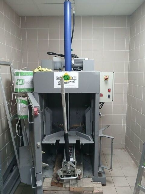 Presse a balle ou presse a carton Marque Normatech 2900 77550 Moissy-cramayel