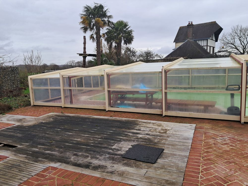 Abri de piscine. Jardin