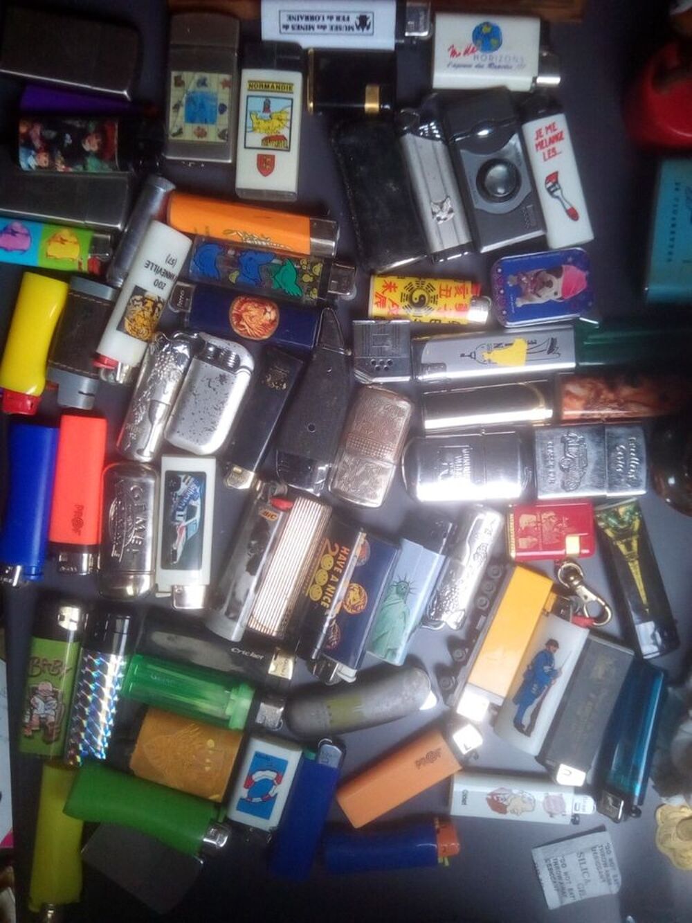 Lot de briquets et de zippos 