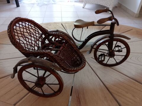 Tricycle décoratif ancien en osier tressé bois et métal. Bon Larmor-Baden (56)