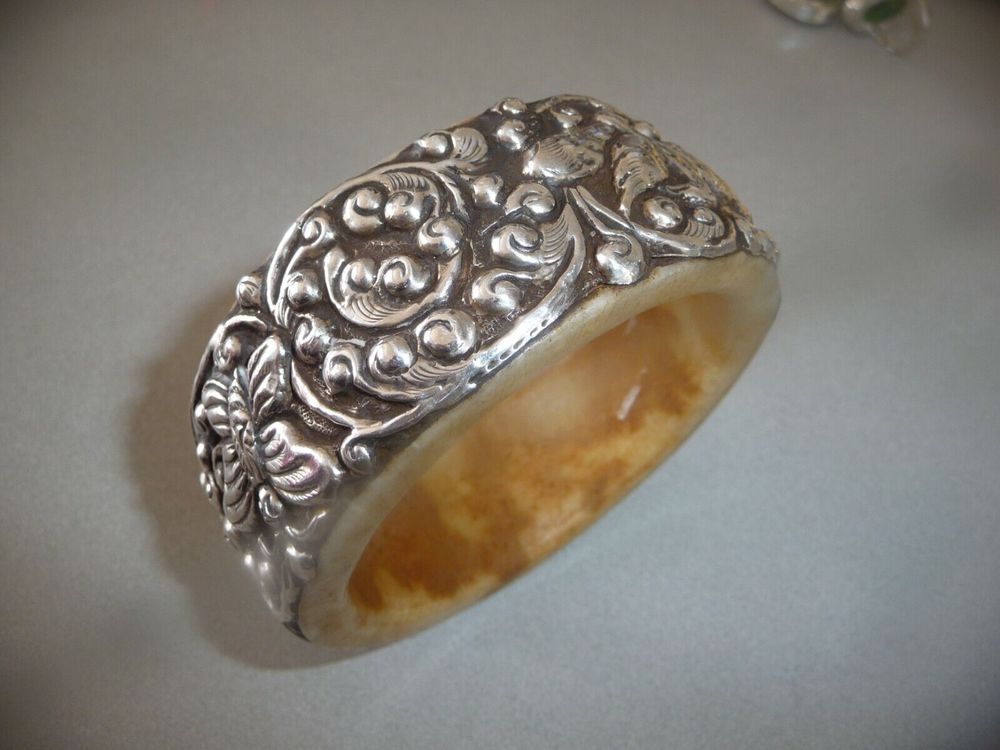 Vintage - bracelet vieux jade N&eacute;pal sur argent repouss&eacute; Bijoux et montres