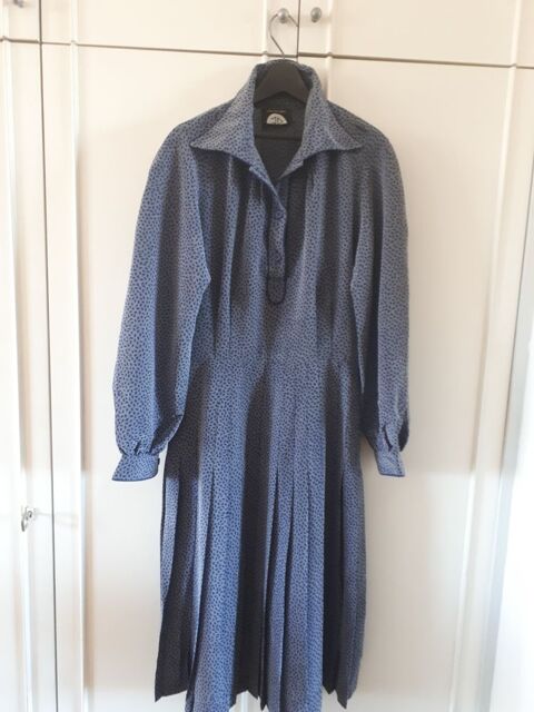 Robe vintage fond bleu - 42/44 en TBE - 15 euros 15 Villemomble (93)