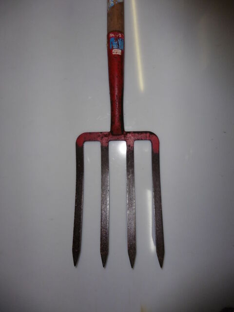 Outils de Jardinage Fourche à Bêcher couleur rouge
à Prendre 10 Estrées-Saint-Denis (60)
