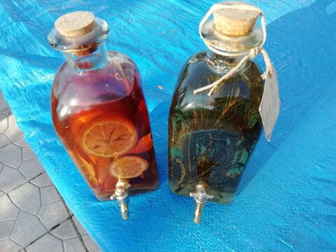 2 flacons d'1 litre, section carre avec robinet dor 29 Lsigny (77)