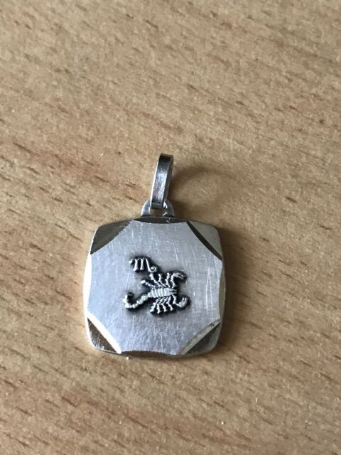 Médaille pendentif Scorpion plaqué argent carré 1.5 cm
Signe 12 Saint-Prix (95)