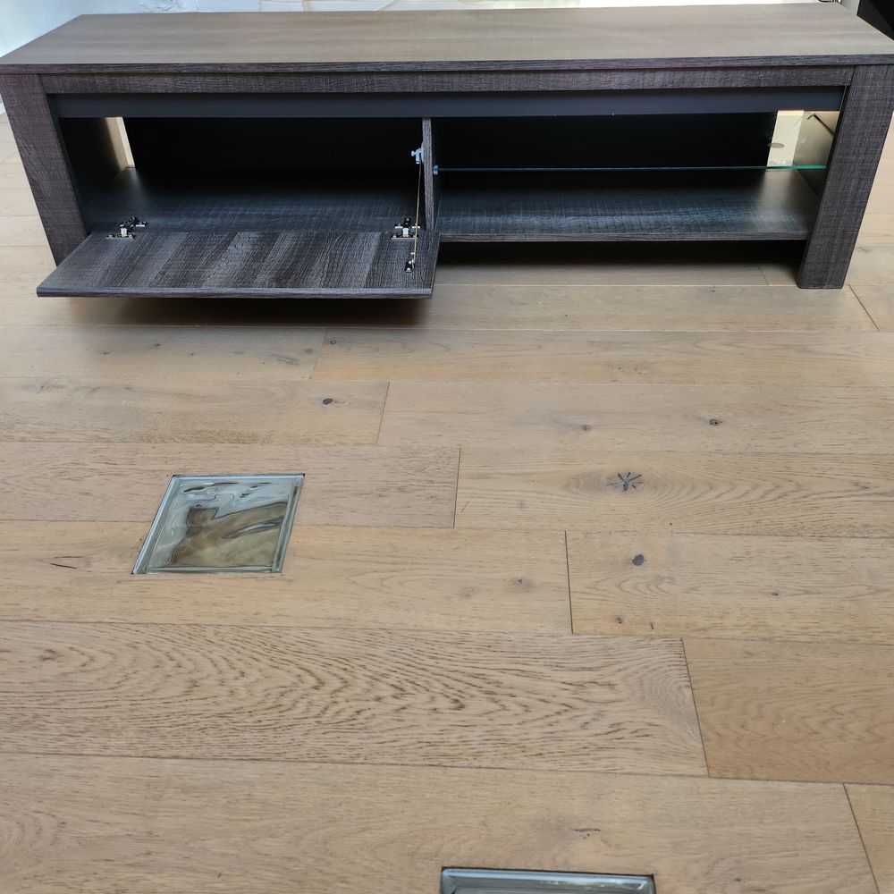 Meuble TV couleur design avec &eacute;tag&egrave;re en verre Meubles