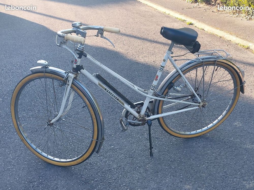 V&eacute;ritable v&eacute;lo de ville "vintage " PEUGEOT ann&eacute;es 1980 Vélos