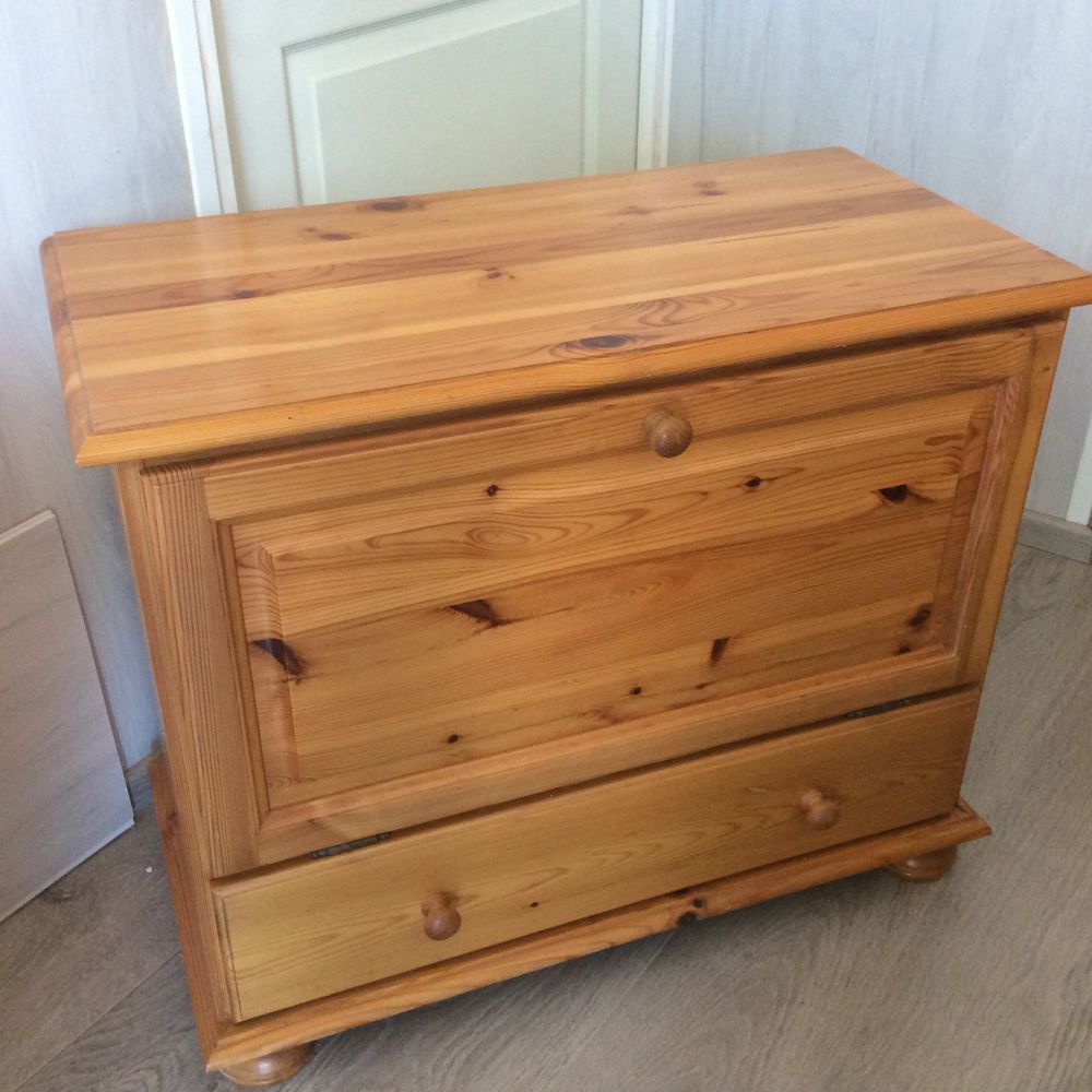BAR en pin longueur 78 L40 H 65
Meubles