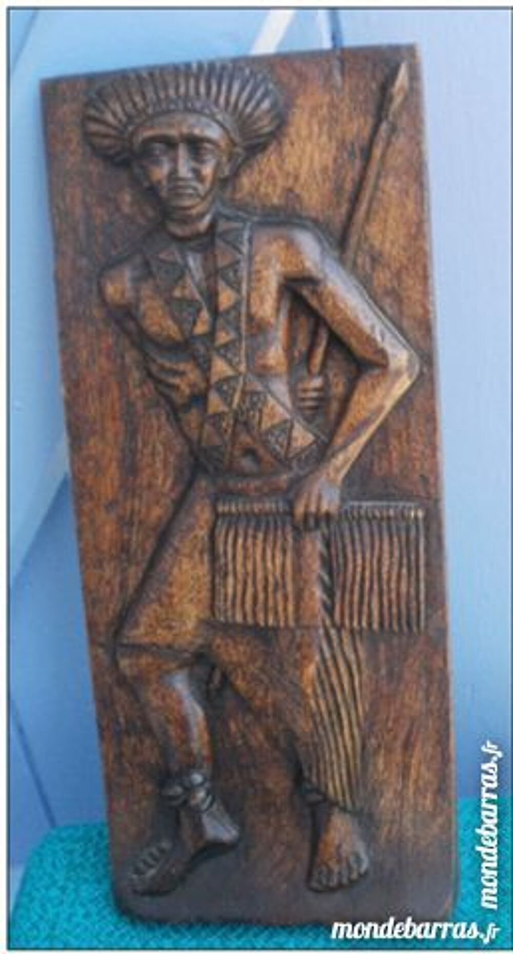 GUERRIER, Panneau sculpt&eacute; en bois sign&eacute; B. DACIUS Dcoration